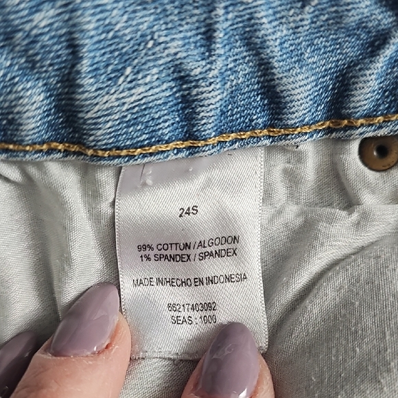 Blue Jean Shorts with Distressed Edges for Casual Wear - Picture 3 of 6